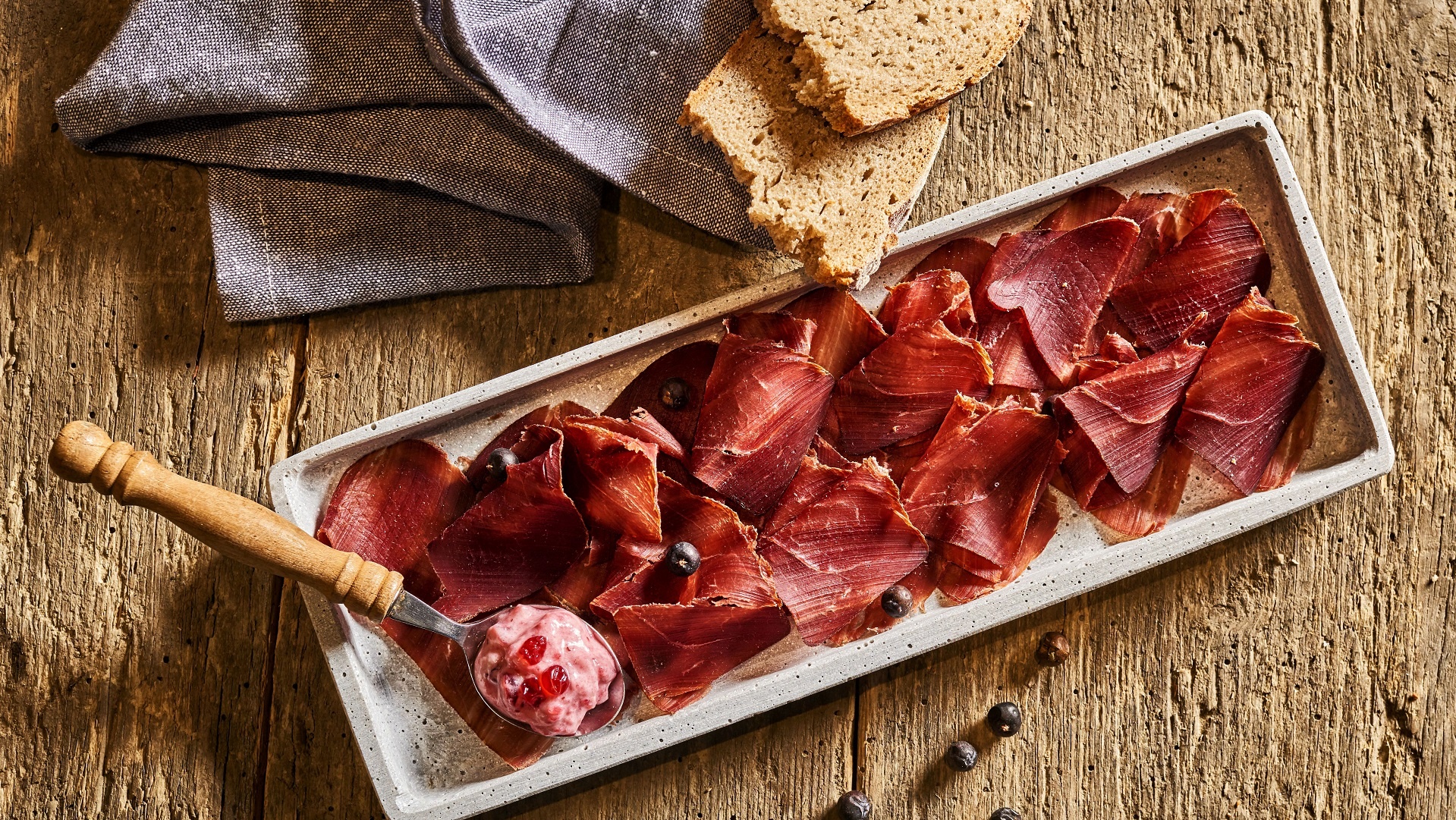  Wildschinken mit Preiselbeerobers und Brot

