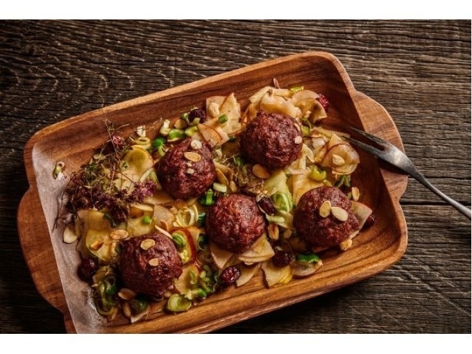  Wildpralinen vom Zedernholzbrett mit Apfel-Lauchsalat

