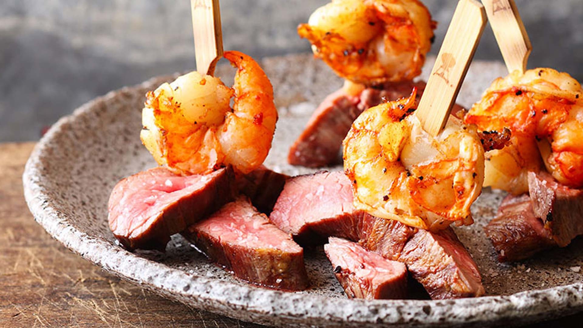  &bdquo;Surf and Turf&ldquo; &ndash; eine Komposition aus Flanksteak und Garnele


