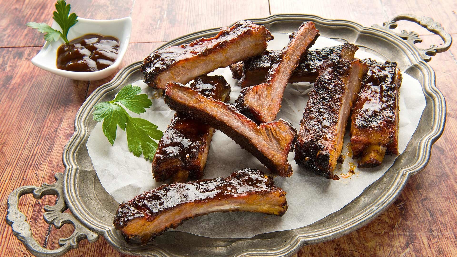  Spareribs mit Ananas-Whisky-Mop und BBQ-Glasur, im Hickory-Rauch gegrillt 