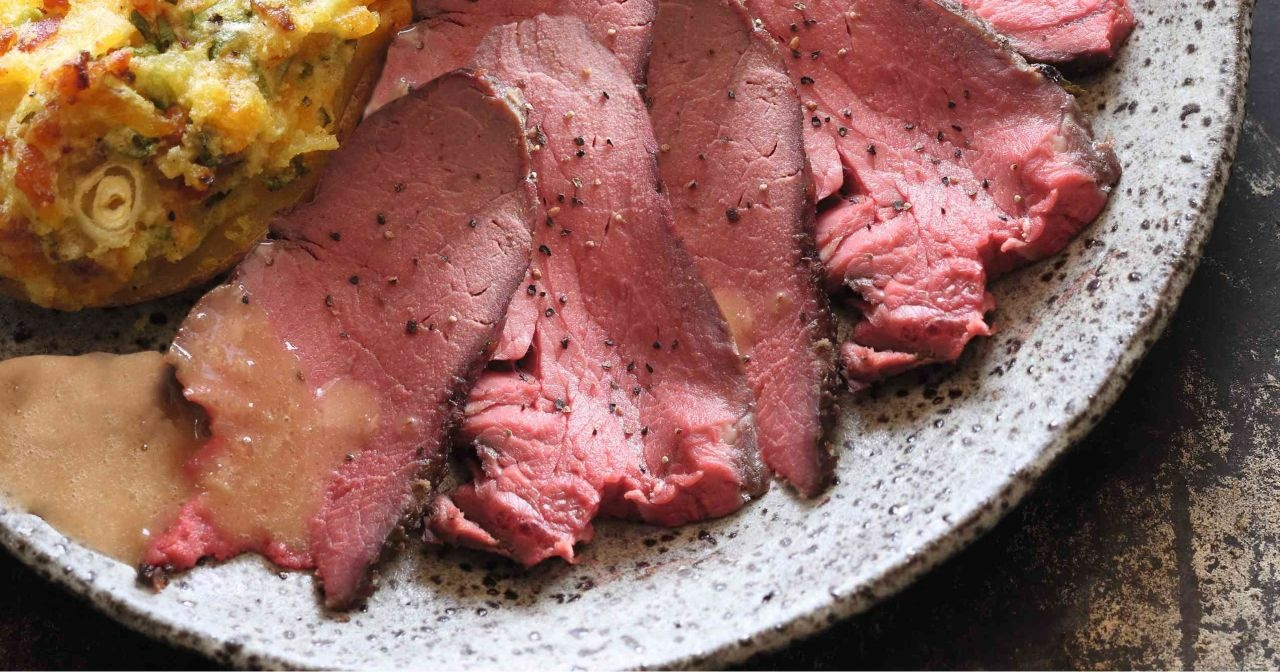  Rinderh&uuml;fte &bdquo;spicy und smoky&ldquo; mit ger&auml;uchertem Pfeffer-Rub aromatisiert, dazu gef&uuml;llte Grillkartoffeln und Zucchini am St&uuml;ck gegrillt

