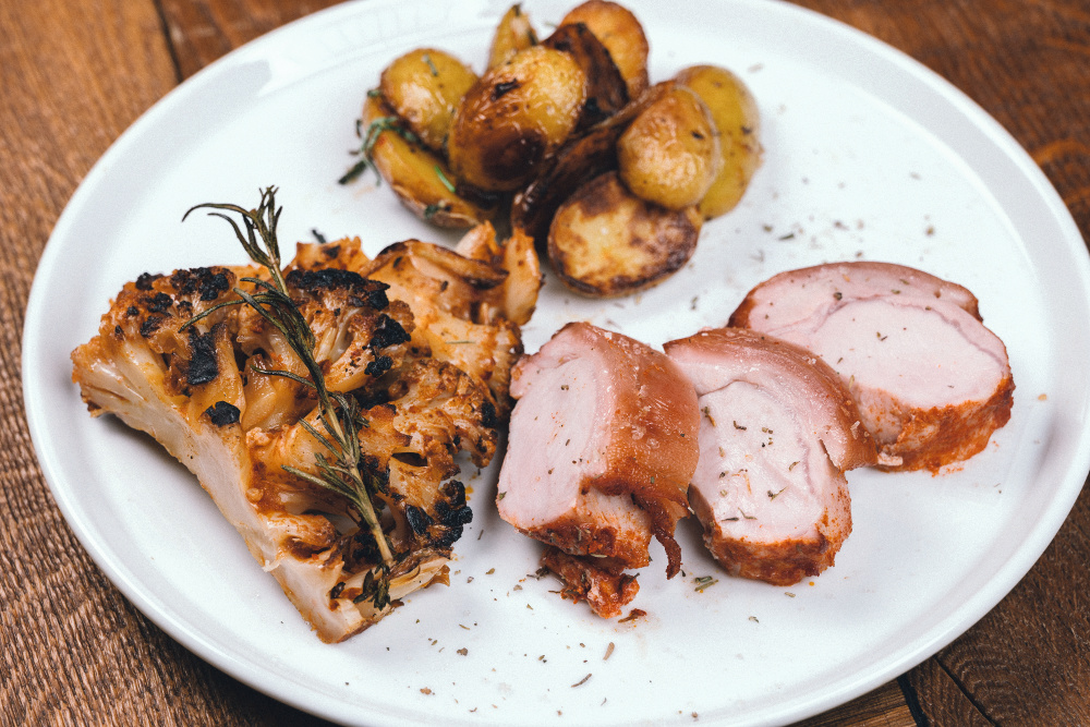  Spanferkelrücken mit Meersalz, Salbeikartoffeln und Blomenkohlsteaks



