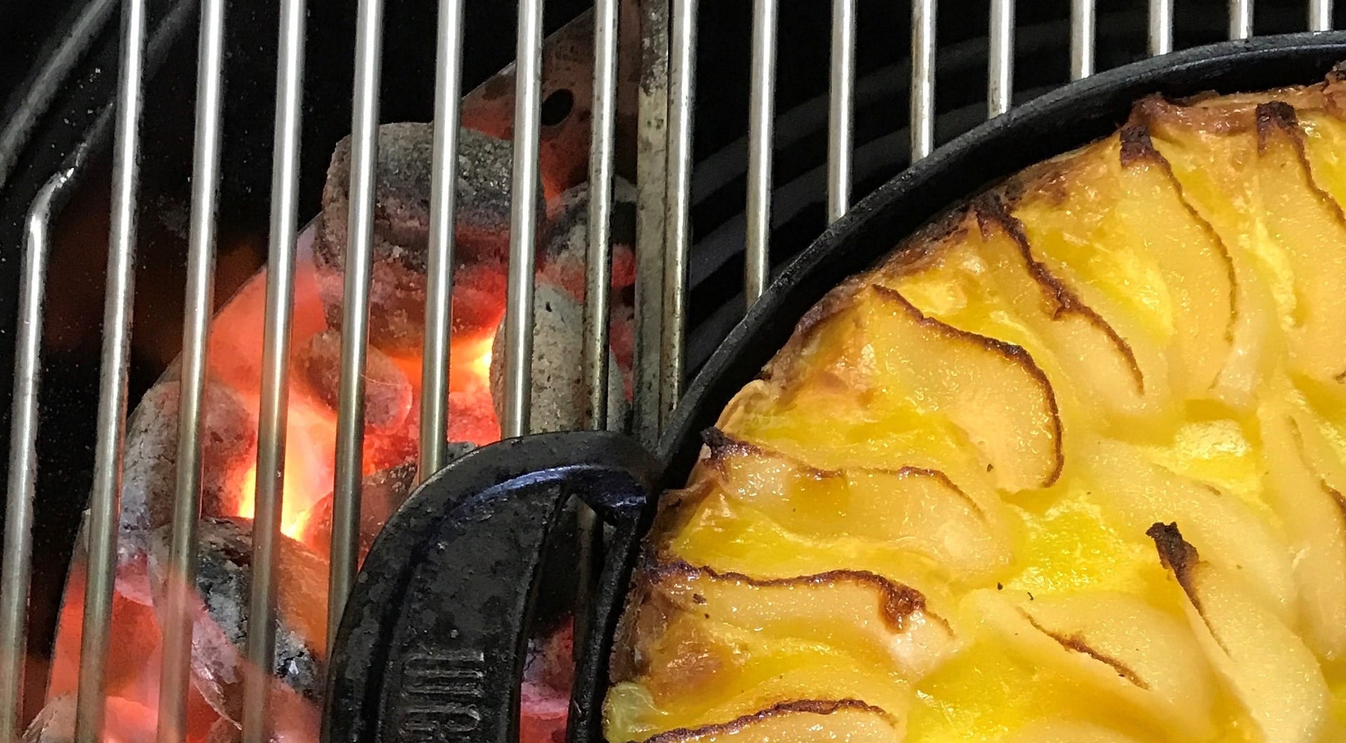  G&acirc;teau aux poires avec du chocolat et de la cr&egrave;me glac&eacute;e