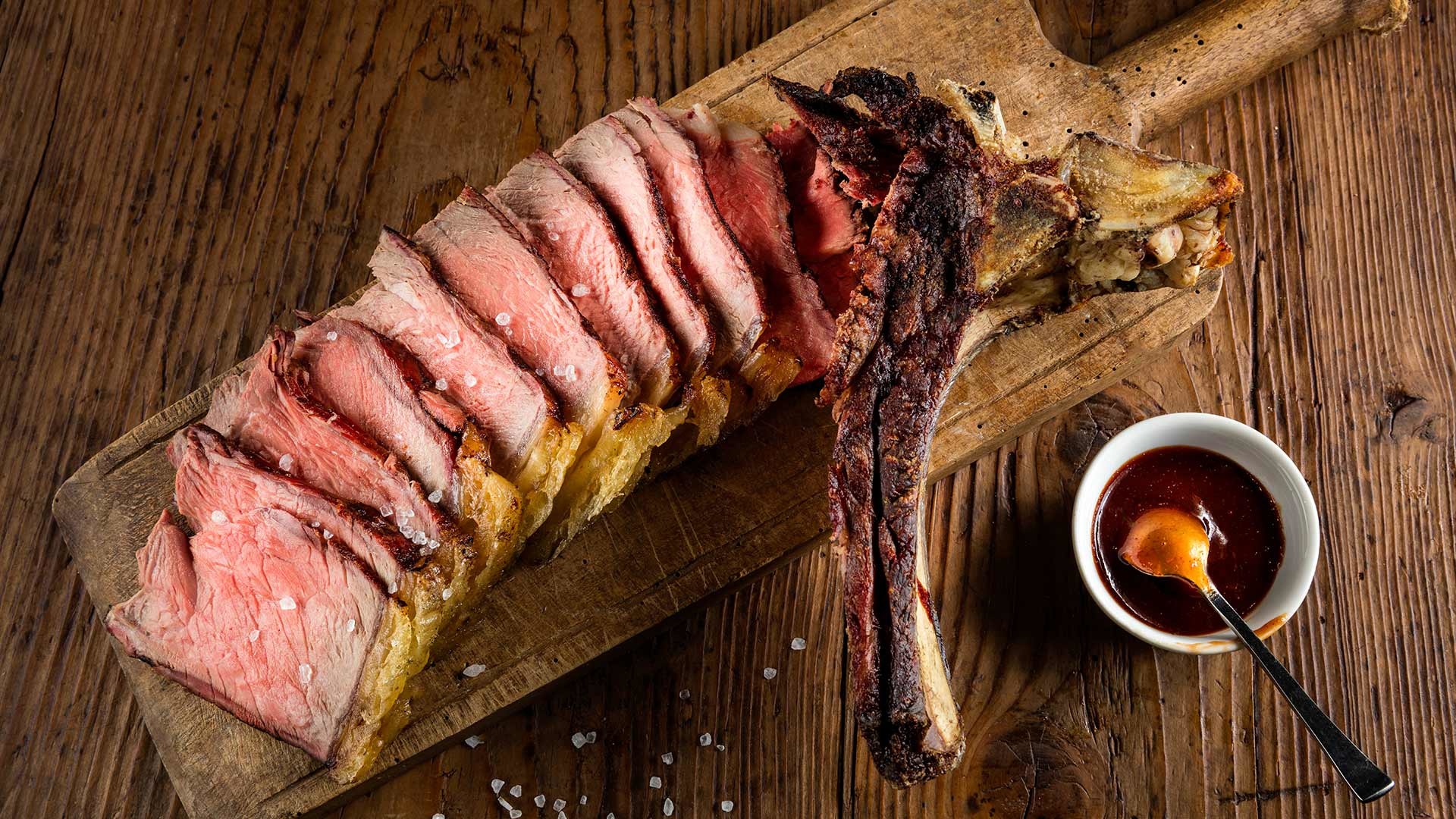  R&uuml;ckw&auml;rts gegrilltes Prime Rib mit Espresso-BBQ-Sauce

