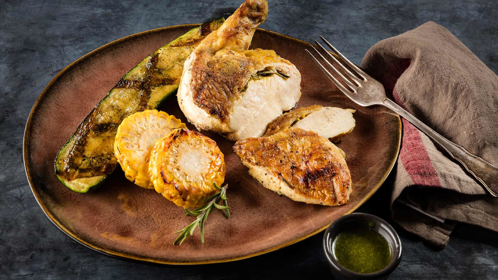 Hendlbrust mit gegrillten Zucchini, Maiskolben und Basilikumpesto


