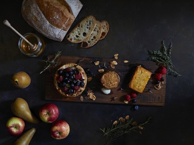  Plateau de fromages fum&eacute;s au c&egrave;dre avec baies fra&icirc;ches et amandes


