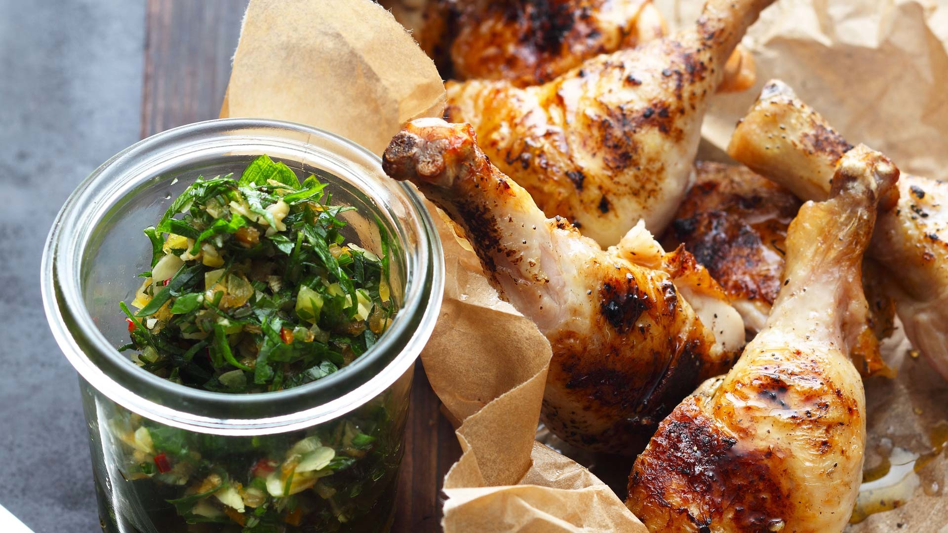  Stubenk&uuml;ken &bdquo;en crapaudine&ldquo; mit BBQ-Gremolata


