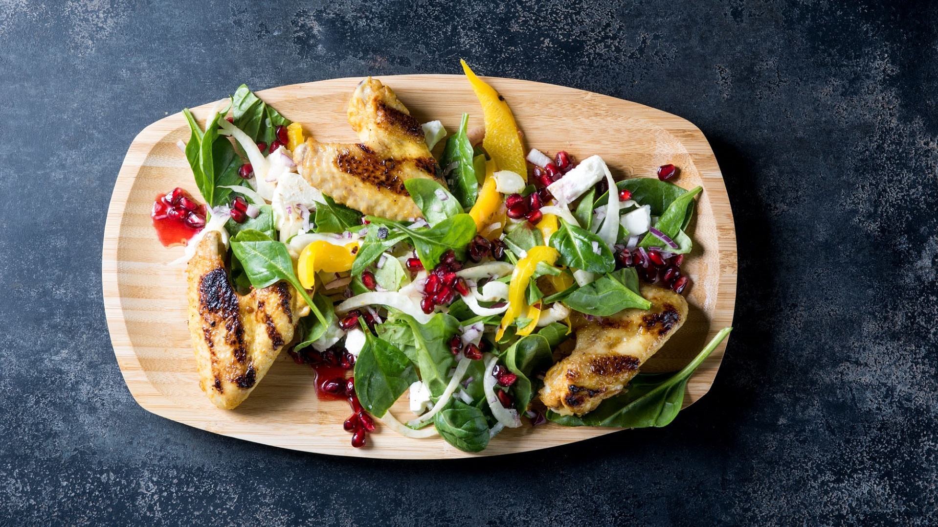   Kr&auml;uter-Chickenwing-Salat mit Feta-K&auml;se an einem Granatapfel-Dressing

