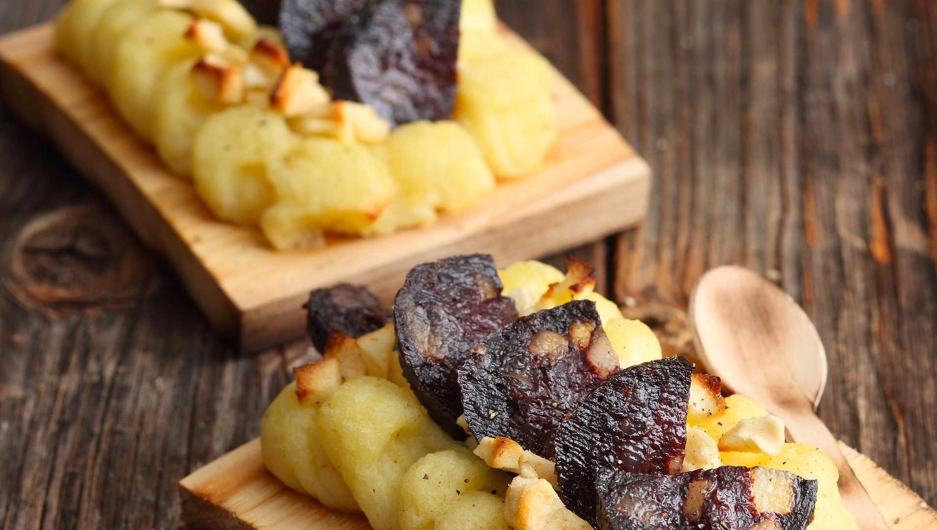  Herzhafte Schwarzwurst, Kartoffeln und D&ouml;rrapfel vom Zedernholzbrett mit einer Wei&szlig;weinschorle aus dem heimischen Weingut


