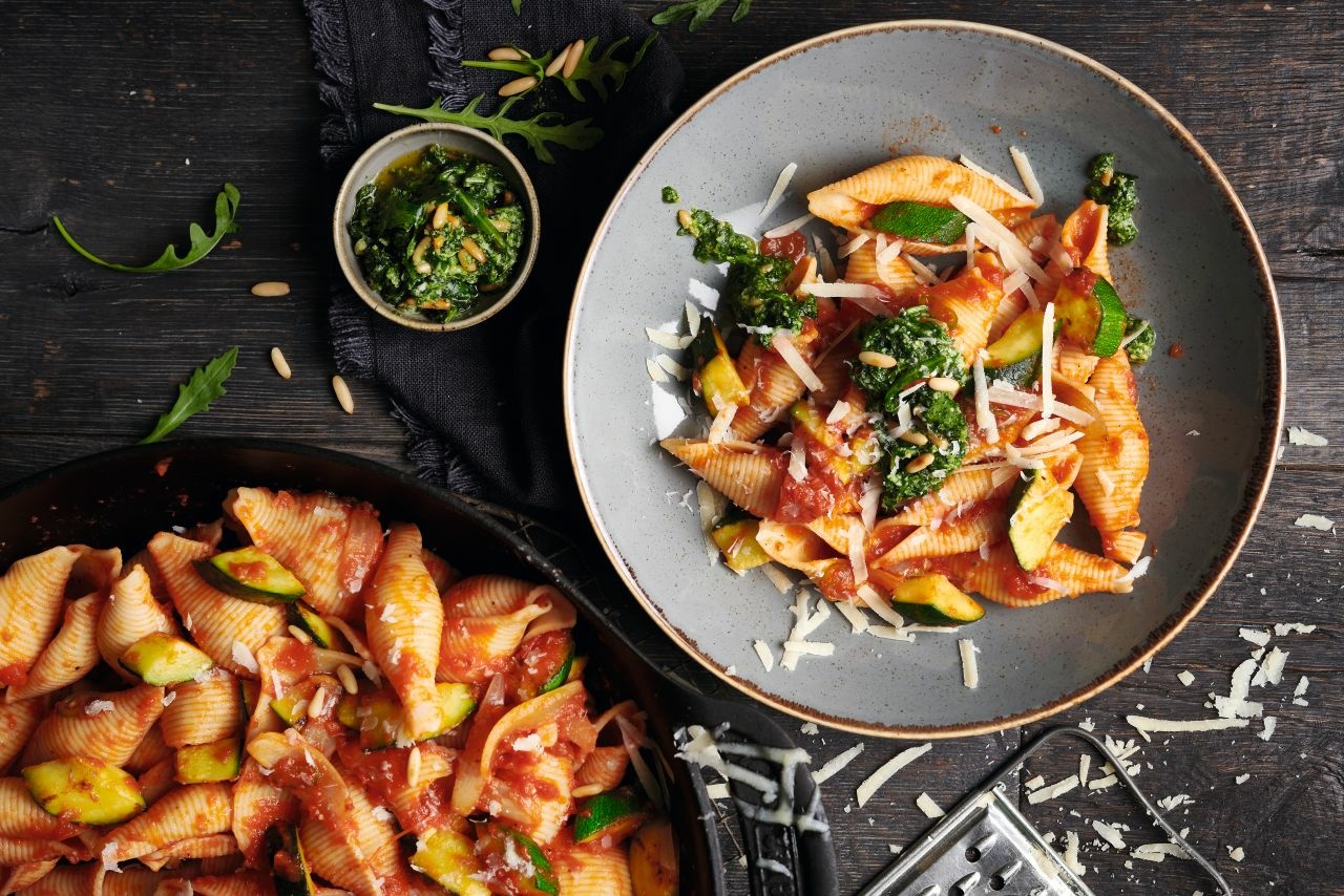  Italienische BBQ-Pasta aus dem Grill-Wok mit Rucola-Pesto verfeinert

