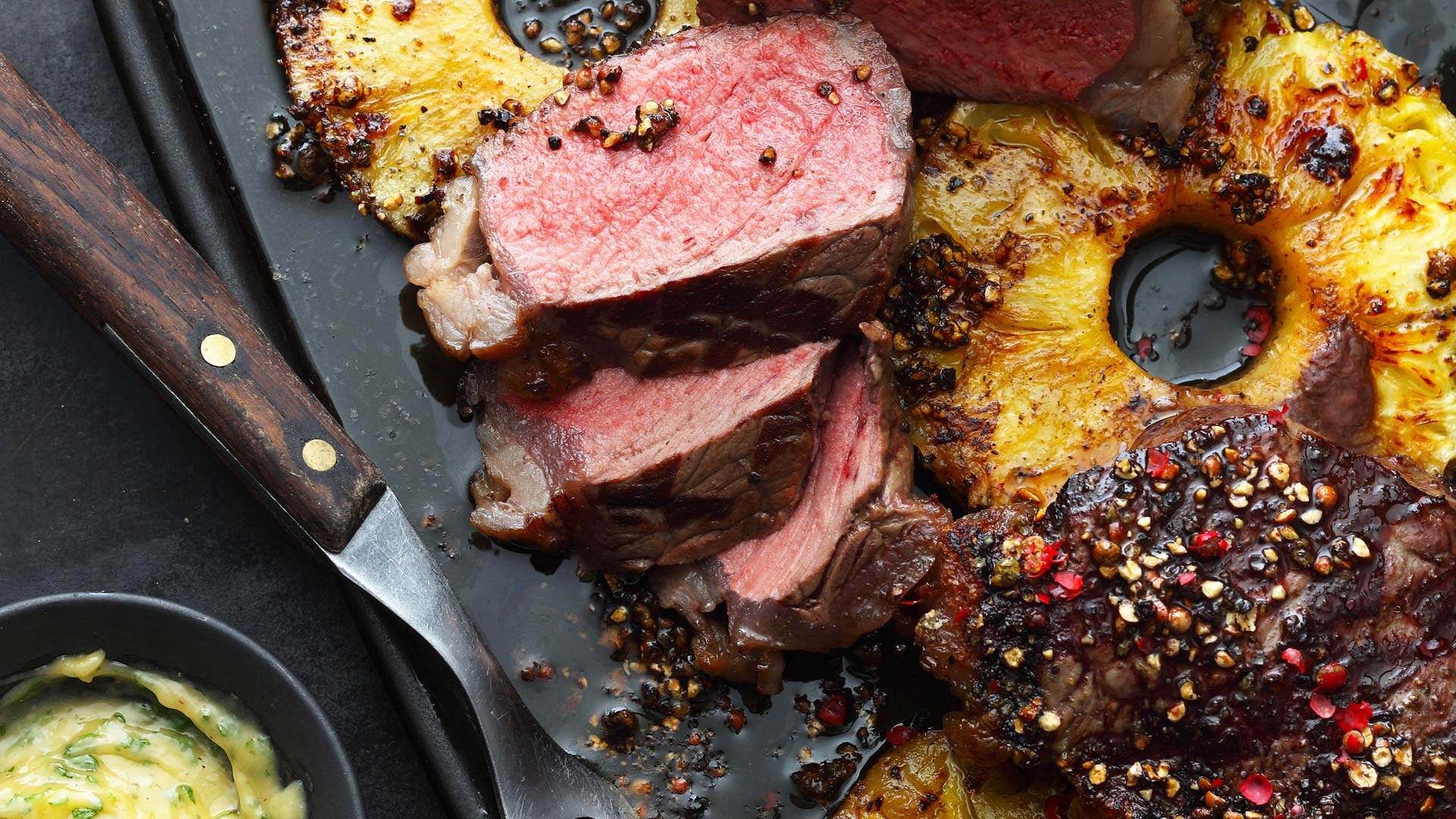   Bisonsteaks in Pfefferbutter auf gegrillter Ananas mit Sauce B&eacute;arnaise &bdquo;Weber Style"

