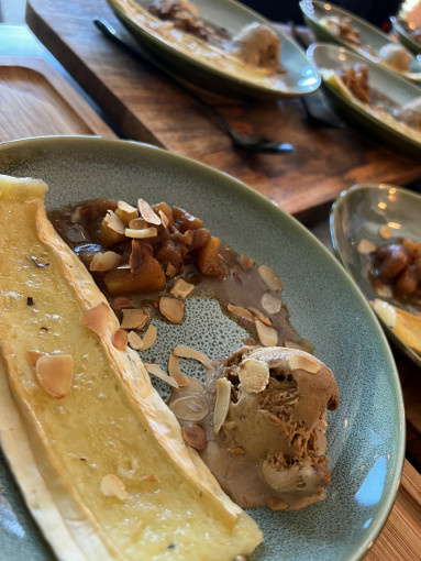  gerookte brie met appel-kaneelsaus en koffie-ijs