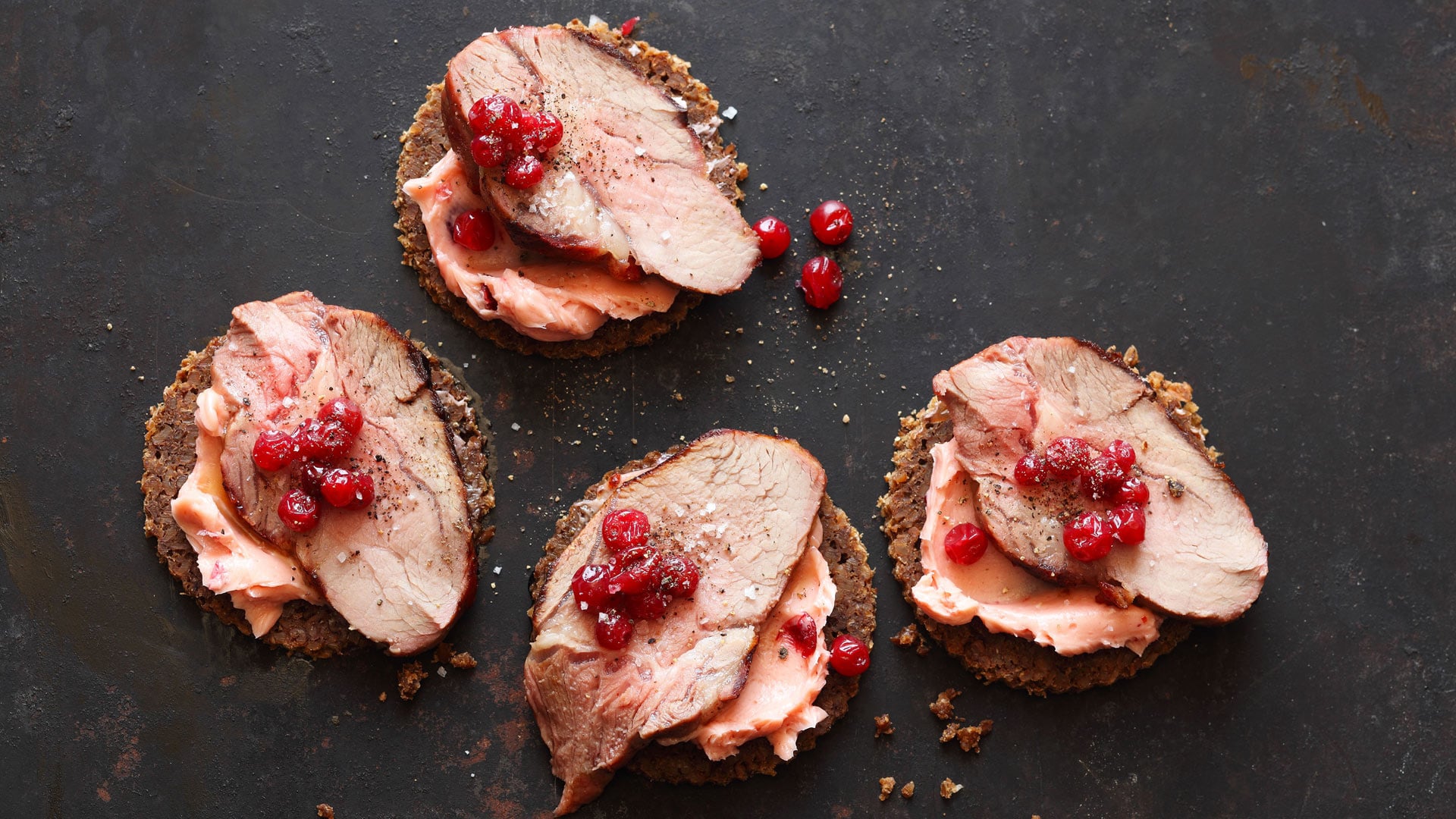  Gl&uuml;hwein vom Grill, Wildschweinr&uuml;cken auf Pumpernickel mit Preiselbeerbutter


