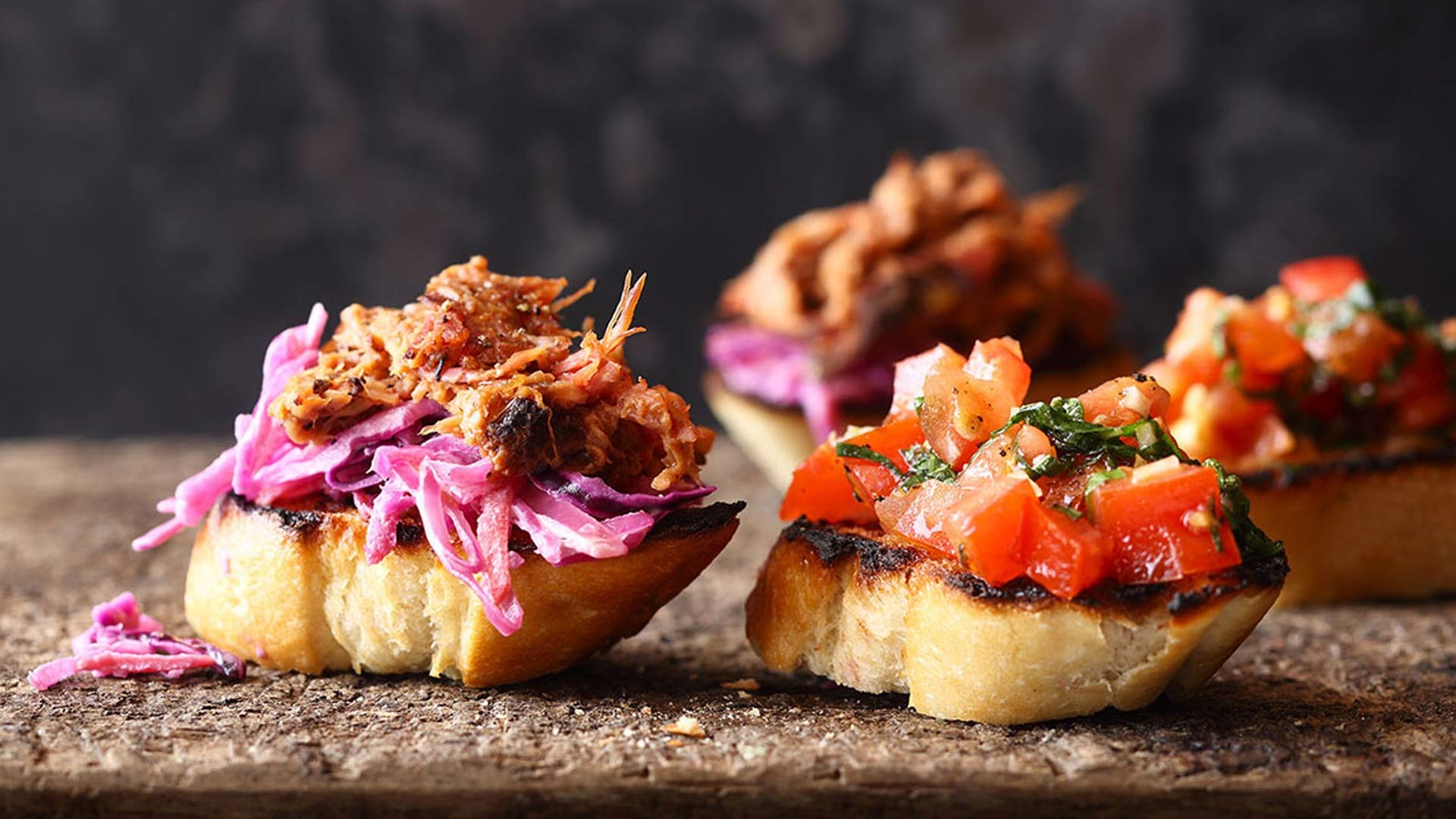 Zweierlei Bruschetta - Klassisch & Pulled Pork, verfeinert mit einer geräucherten BBQ-Sauce