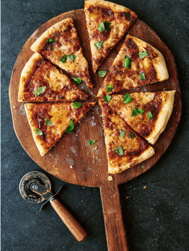 Kippenvleugels met salade en granaatappel vinaigrette, smashburgers of pizza