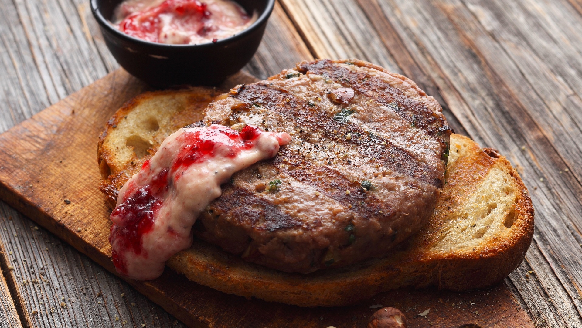  Wildschwein-Burger mit Haselnüssen auf gegrilltem Bauernbrot mit Preiselbeersauce 