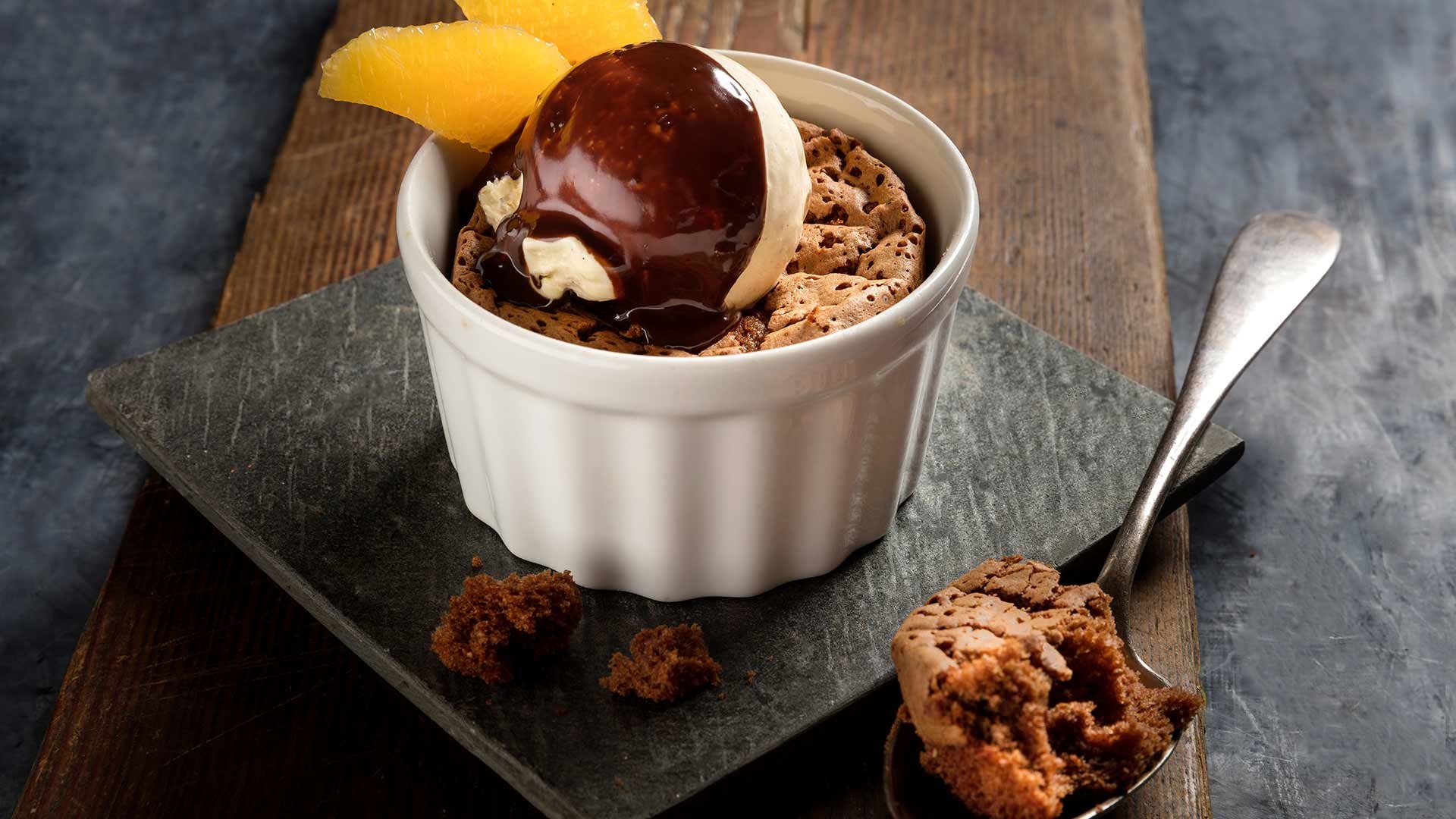  Schokoladenkuchen mit Ingwer-Schokoladensauce und Vanilleeis