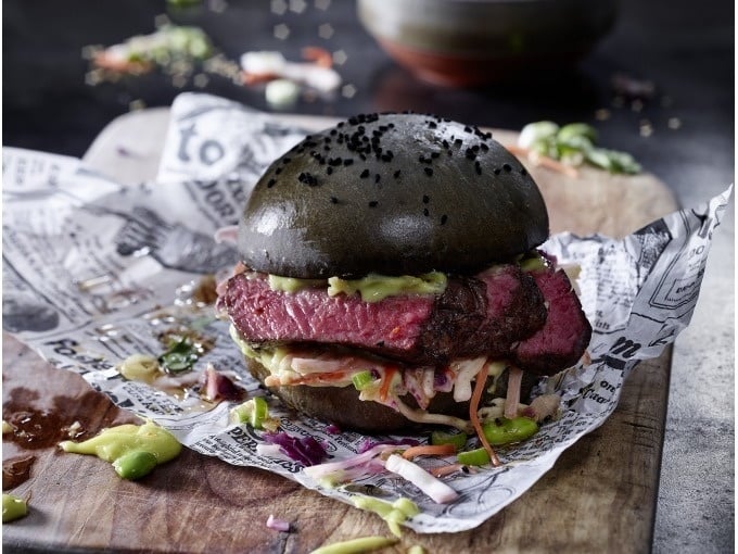  Black Burger mit H&uuml;ftsteak, Asia-Coleslaw und Wasabi-Limetten-Mayo

