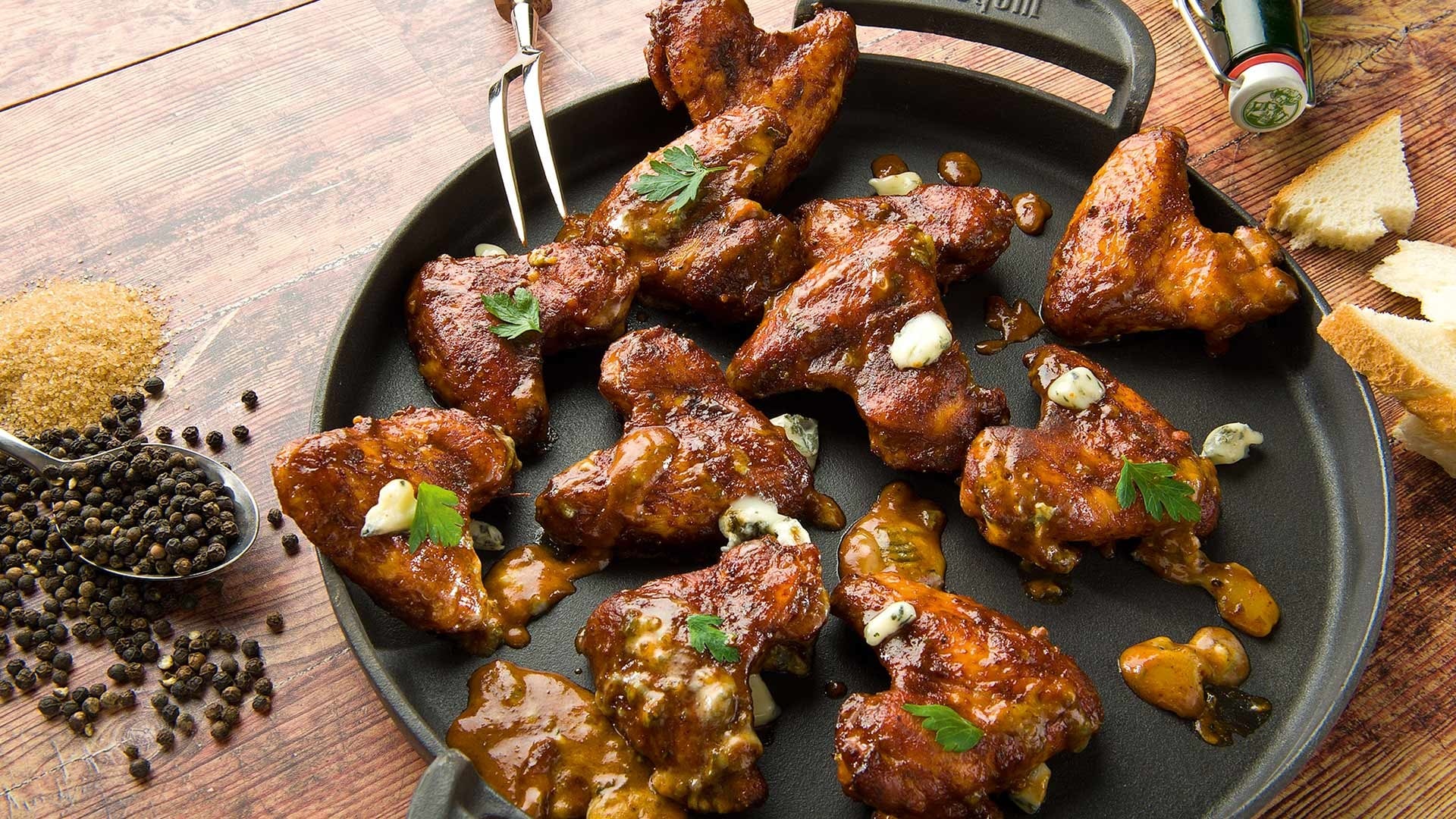  Spicy Chicken Wings mit unserer Bier-Infusion, in Apfelholz ger&auml;uchert mit Grillsauce und Gorgonzola


