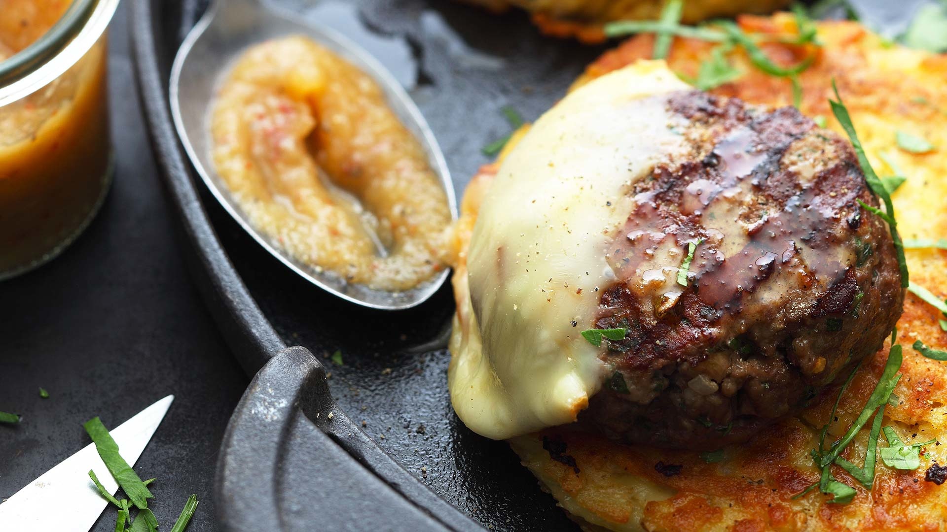  Aus dem Meat Special-Grillkurs -  
Kalbfleisch-Burger &bdquo;Walliser Art&ldquo; mit Raclettek&auml;se auf Bauernbrot mit Apfelsauce


