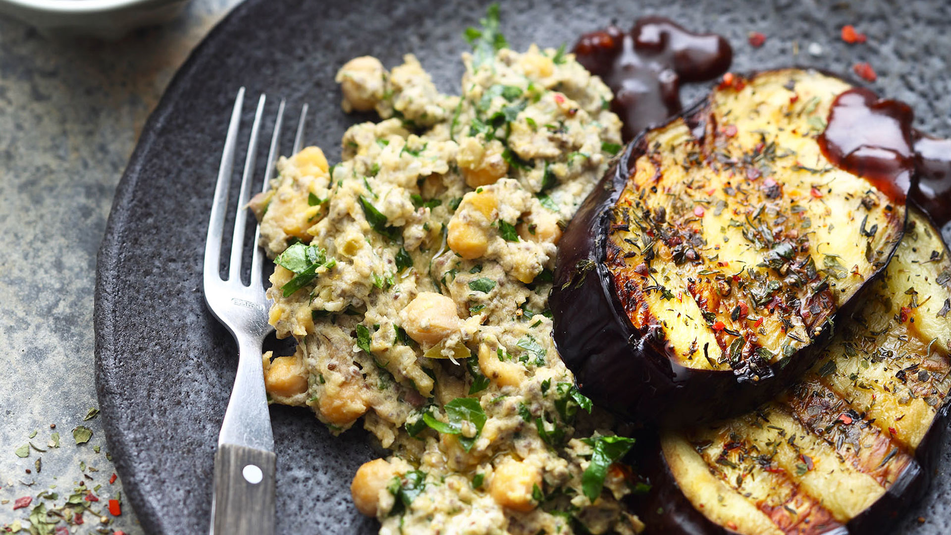  Marinierte Auberginensteaks mit fruchtiger BBQ-Sauce an warmem Chiasamen-Hummus-P&uuml;ree


