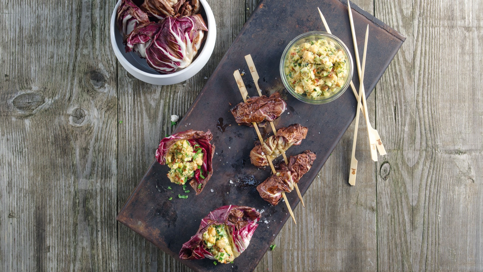  Mit Zucchetti und Kichererbsen gef&uuml;llte Radicchio-Spie&szlig;e


