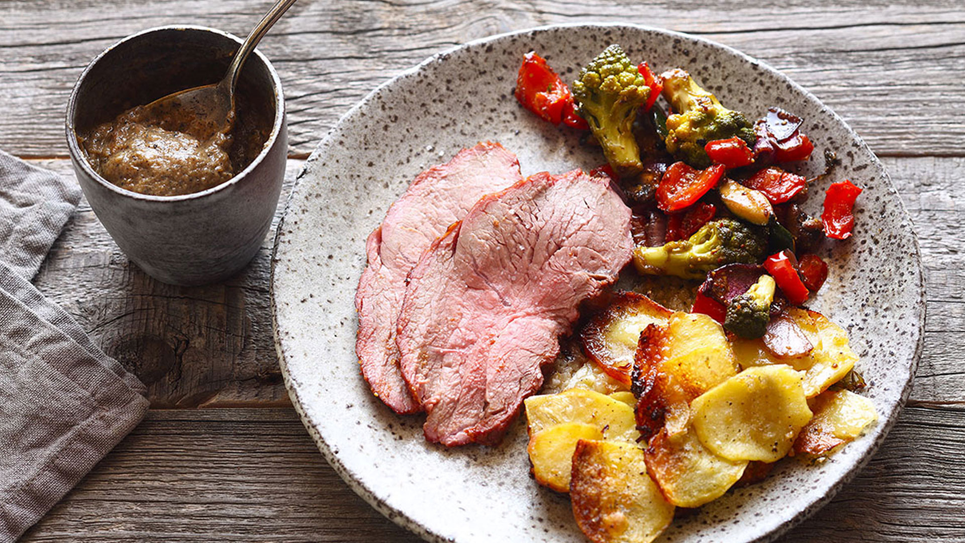  Kalveculotte med pommes Anna, grillede grøntsager og puré af grillede løg


