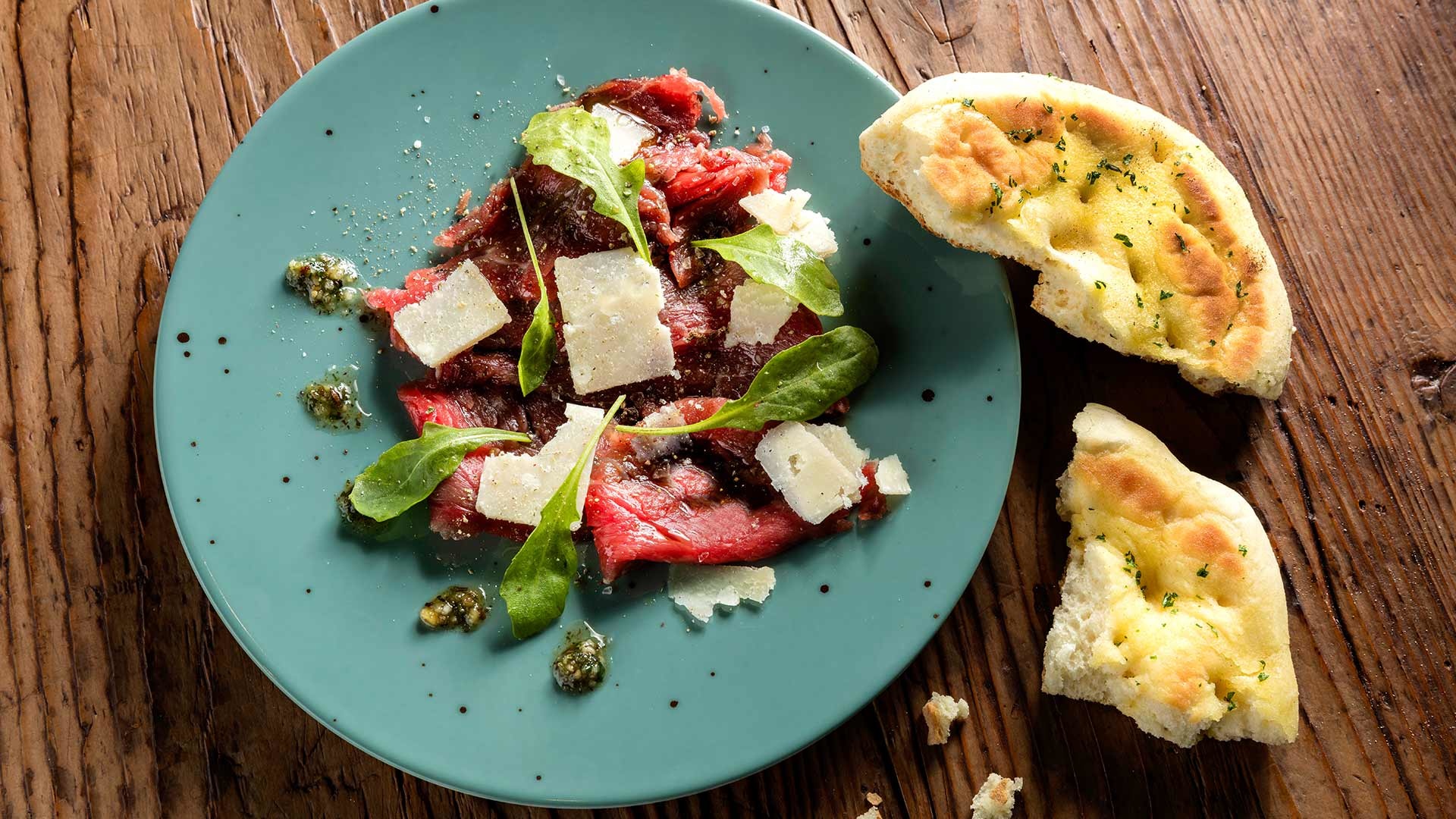  Gegrilltes Carpaccio vom Rinderfilet, dazu Naan-Brot

