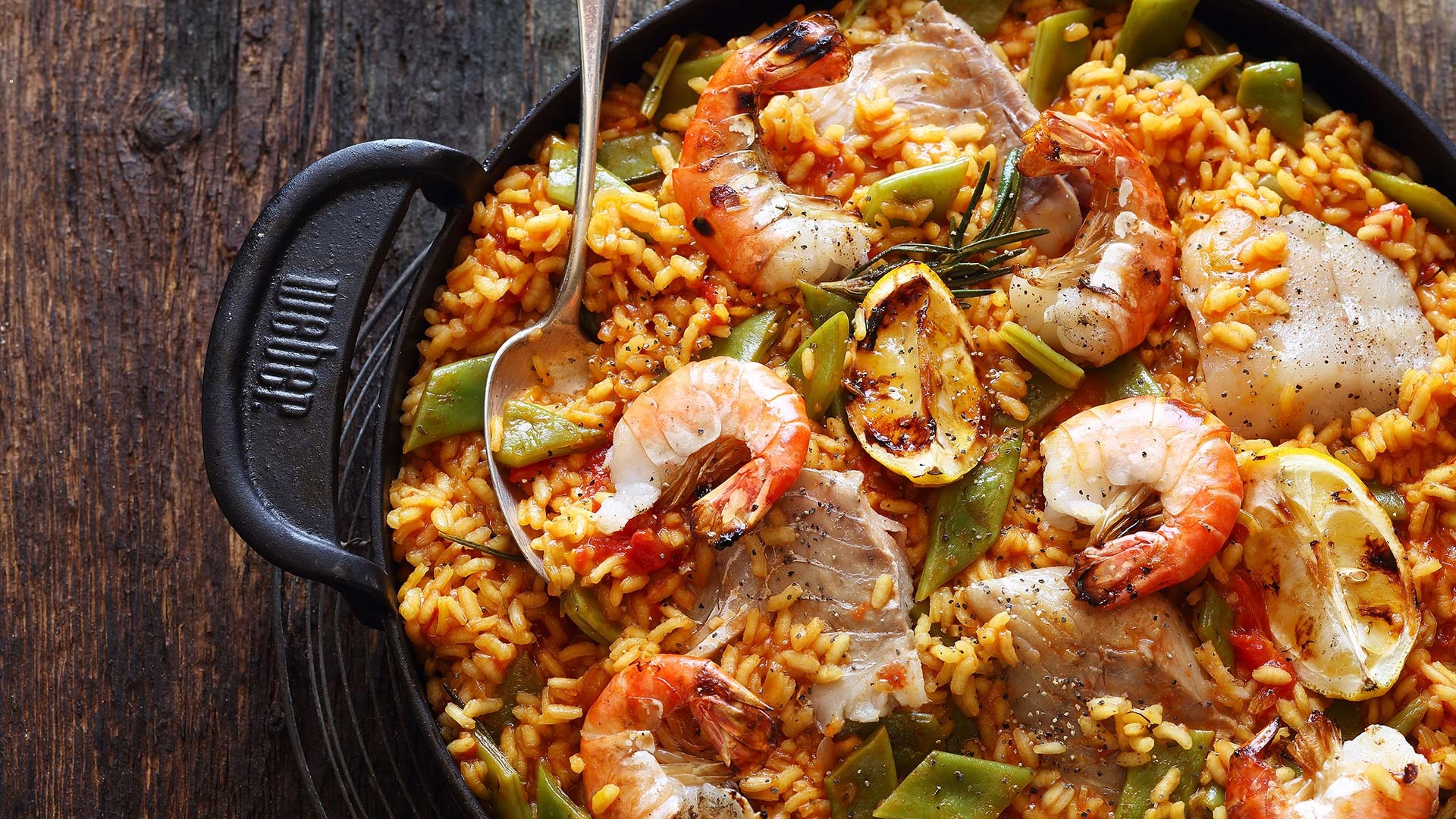  Paella &bdquo;Pescador&ldquo; verfeinert mit Safran, dazu Riesengarnelen und Fischfilet


