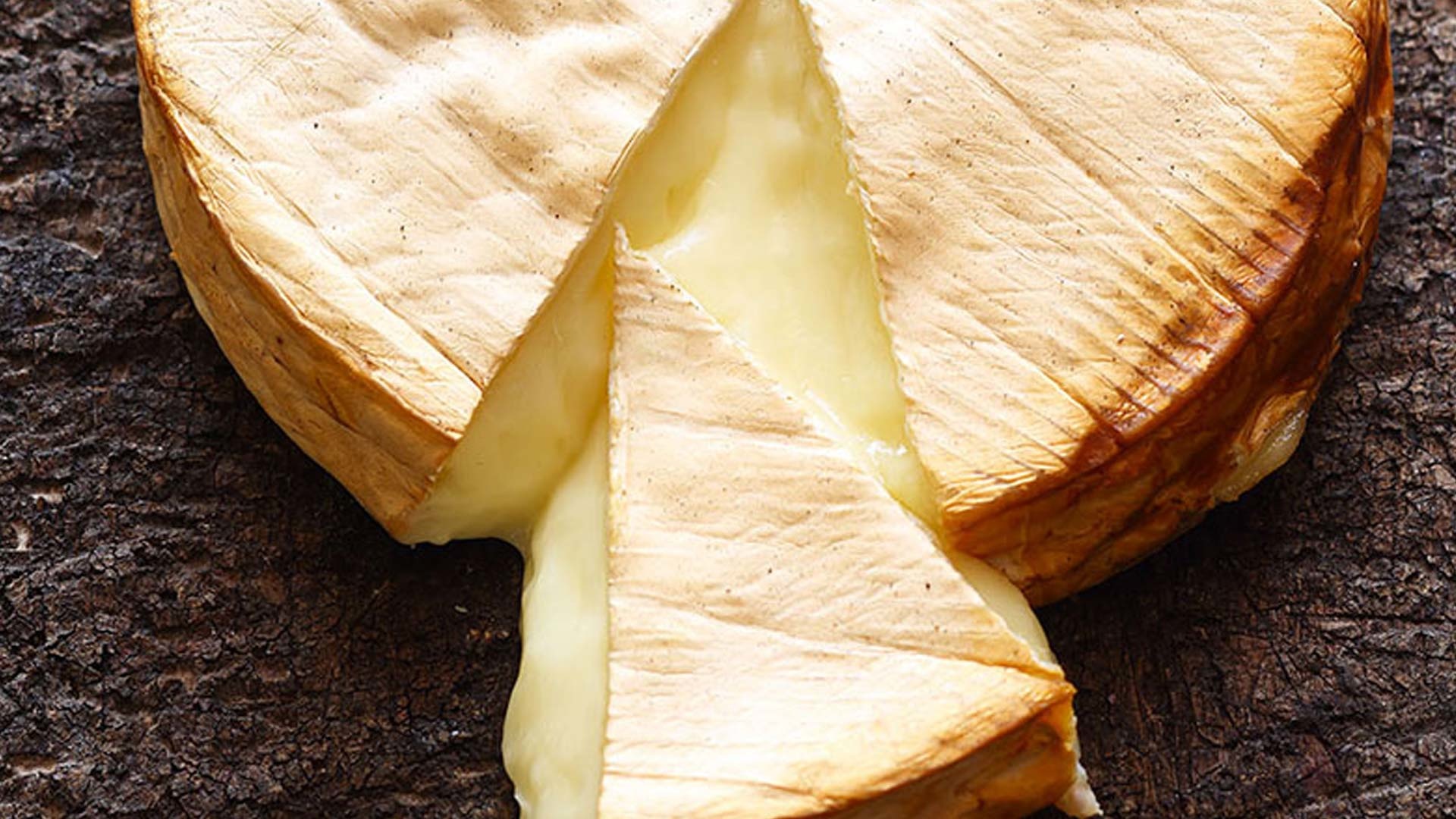 Brie vom Zedernholzbrett aus dem Dutch Oven