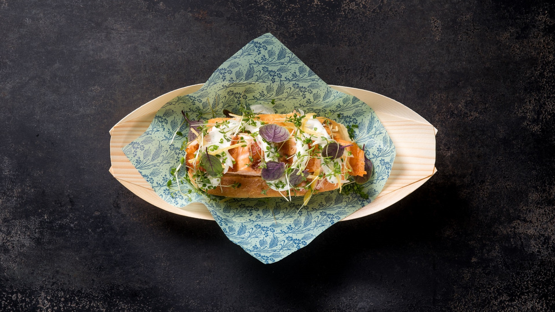 Skandinavischer Lachs-Hotdog mit Estragon-Mayonnaise und gesalzenen Zitronen