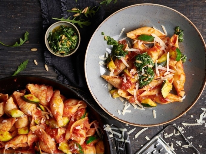  Italienische BBQ-Pasta aus dem Grill-Wok mit Rucola-Pesto verfeinert

