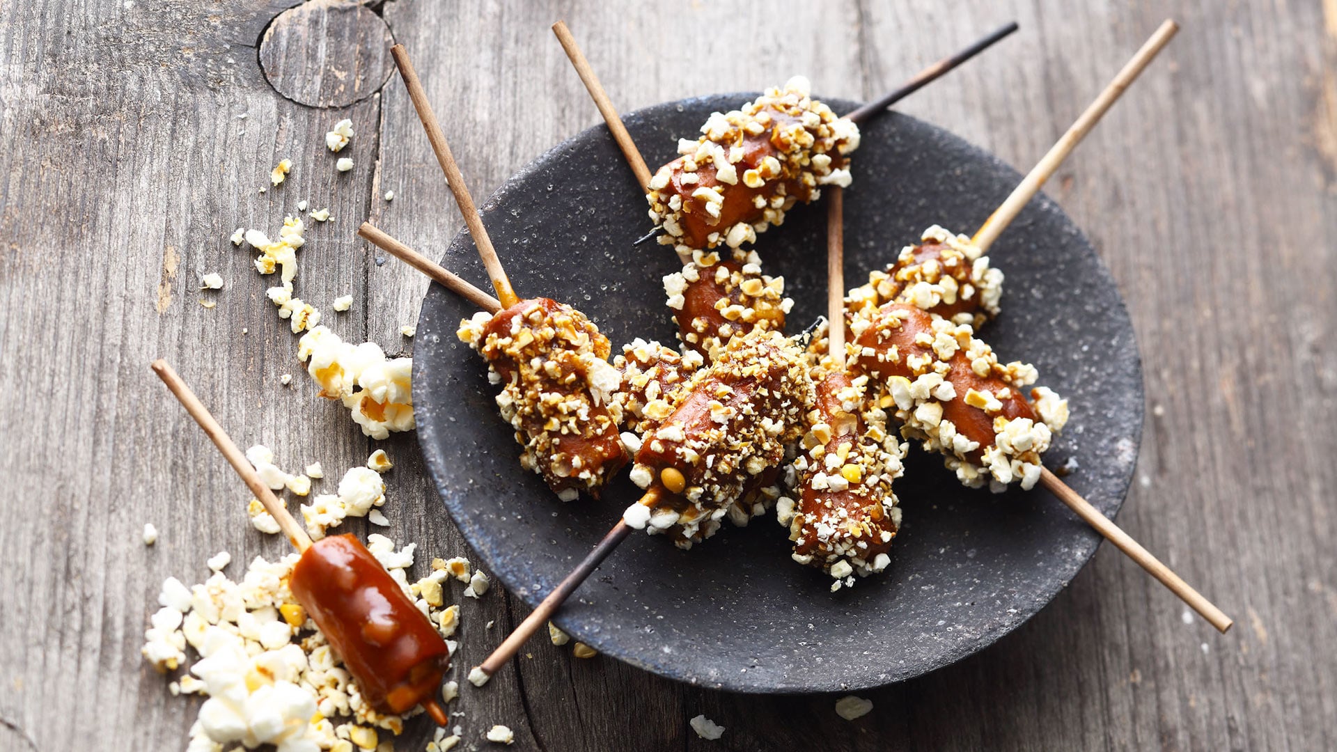 Vegane Currywurst im Popcornmantel, serviert mit ger&auml;ucherten Karotten mit Kokos und Wasabi


