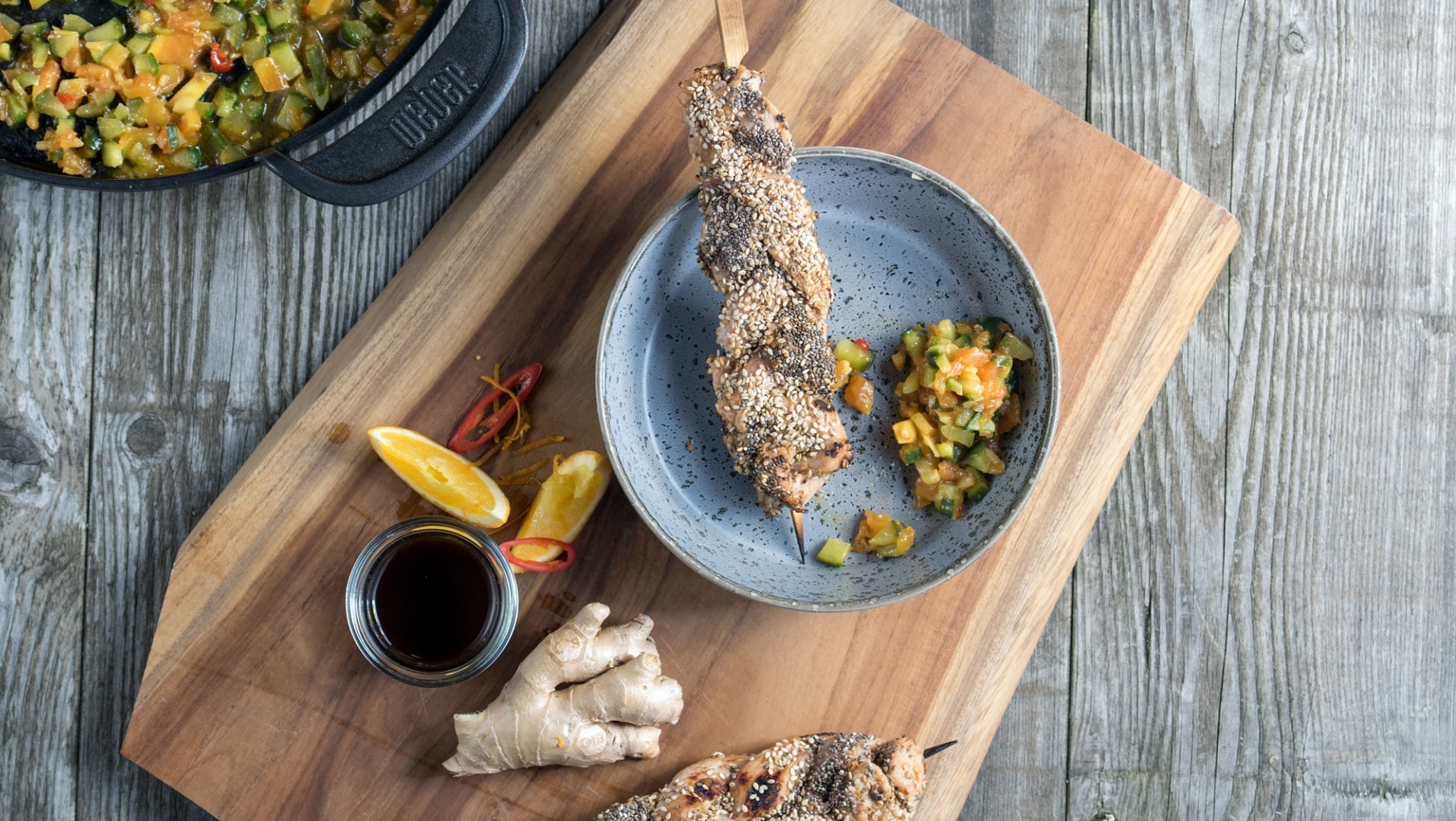 Hühnchenzöpfe, in Sesam gewälzt, an Papaya-Gurken-Relish