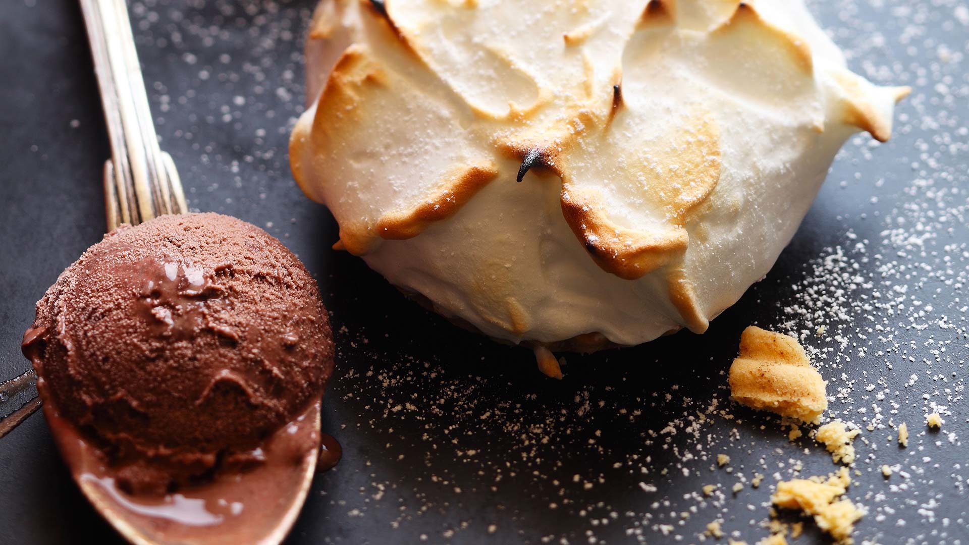  Klassisch gebackene Eisbombe mit &Auml;pfeln und Calvados 