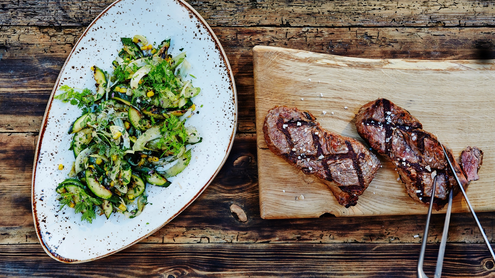  Entrec&ocirc;te avec beurre aux herbes fait maison et salade de courgettes au fenouil grill&eacute;s


