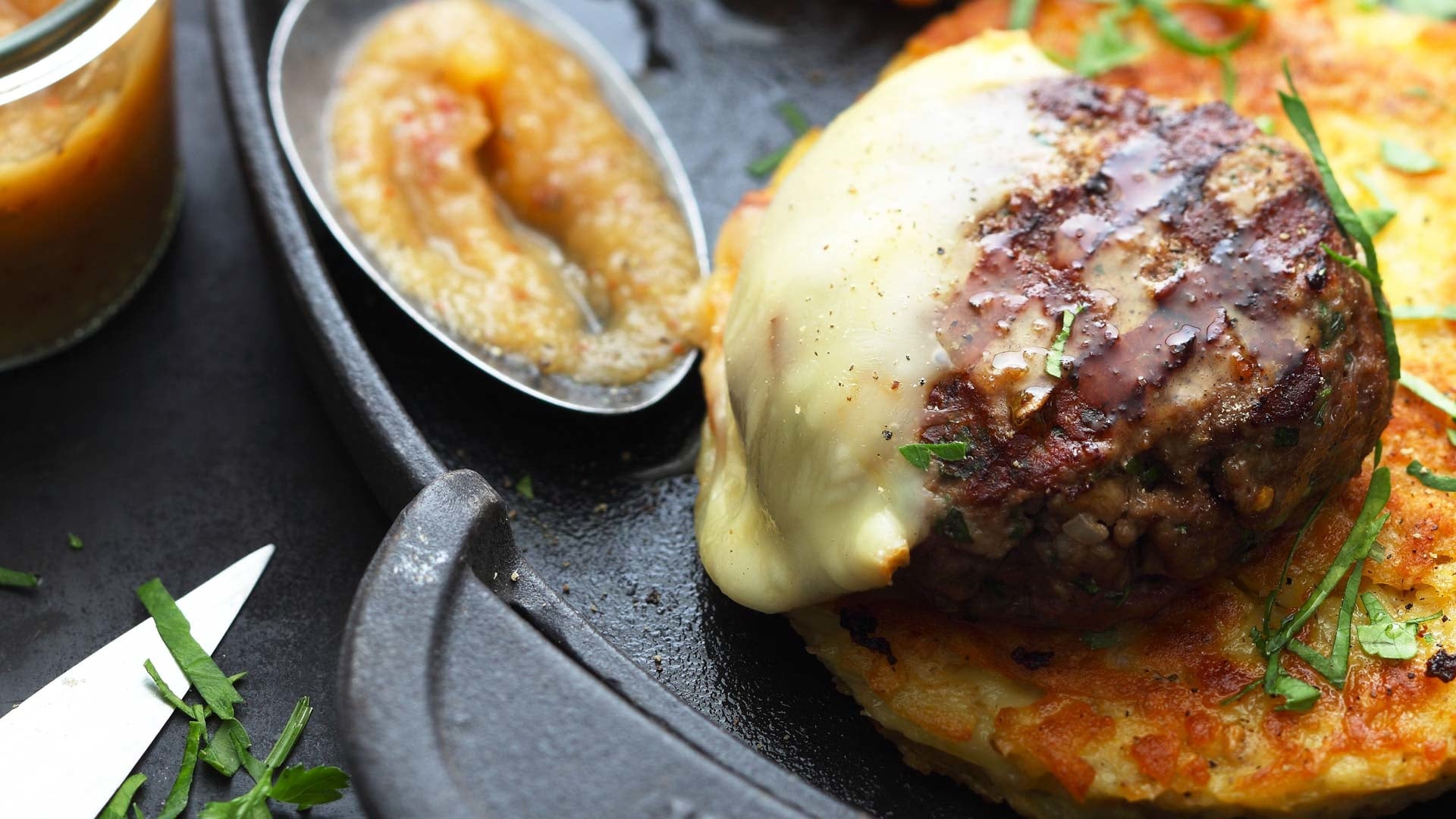 Burger „Walliser Art“ mit Raclettekäse auf BBQ-Kartoffelrösti mit Apfelsoße