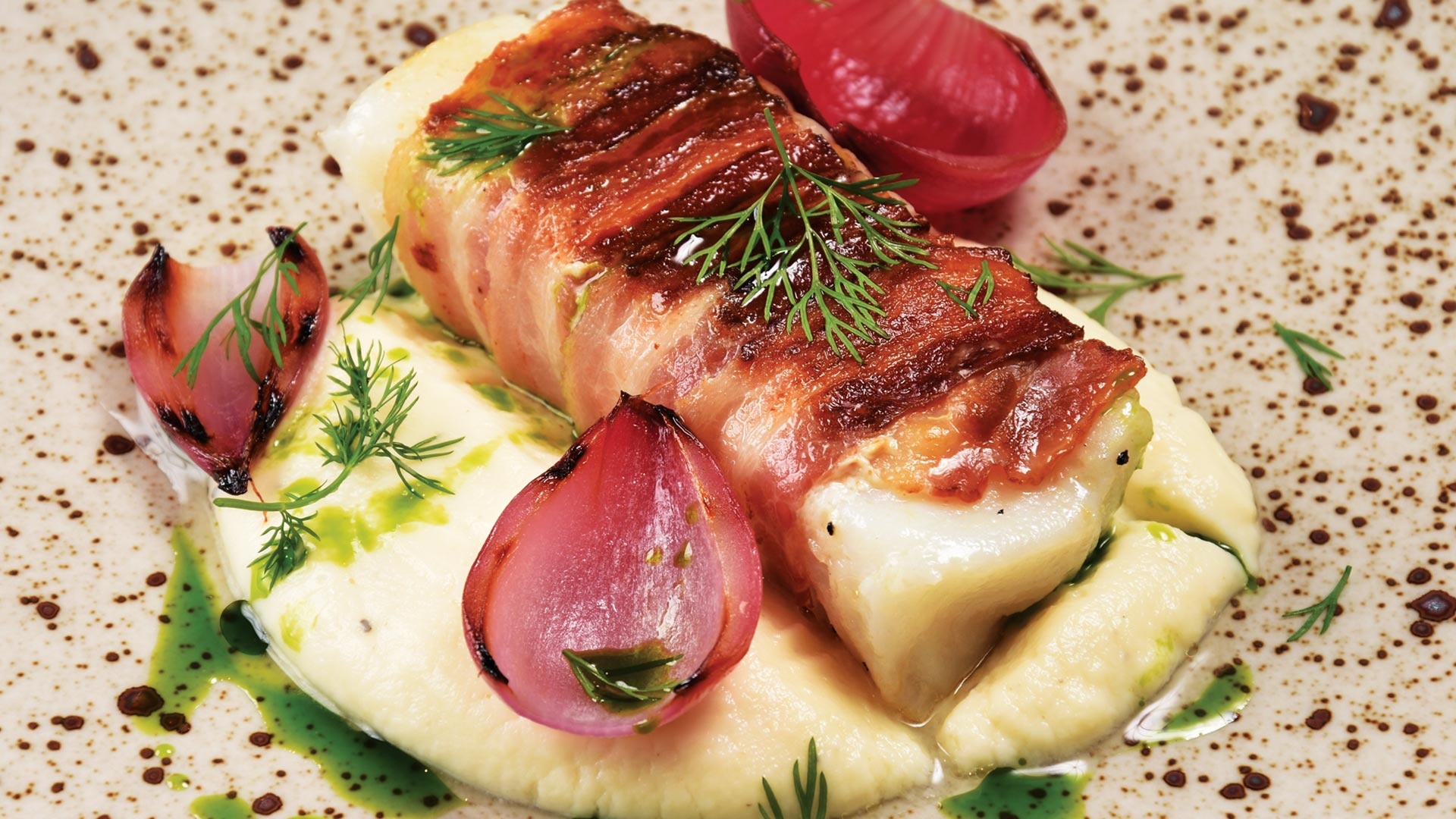  Hvid fisk med bacon med blomkålspure, grillet syltet rødløg og basilikumolie 


