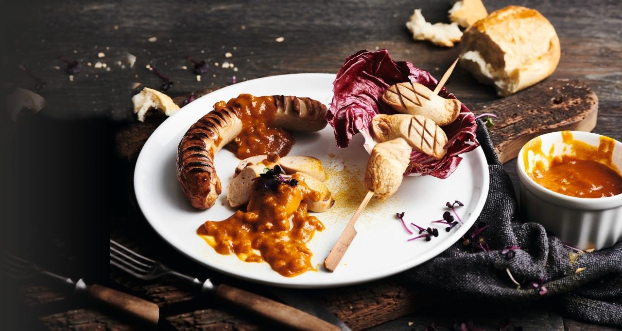  Currywurst &bdquo;Weber-Style" mit hausgemachter, w&uuml;rziger Currysauce

