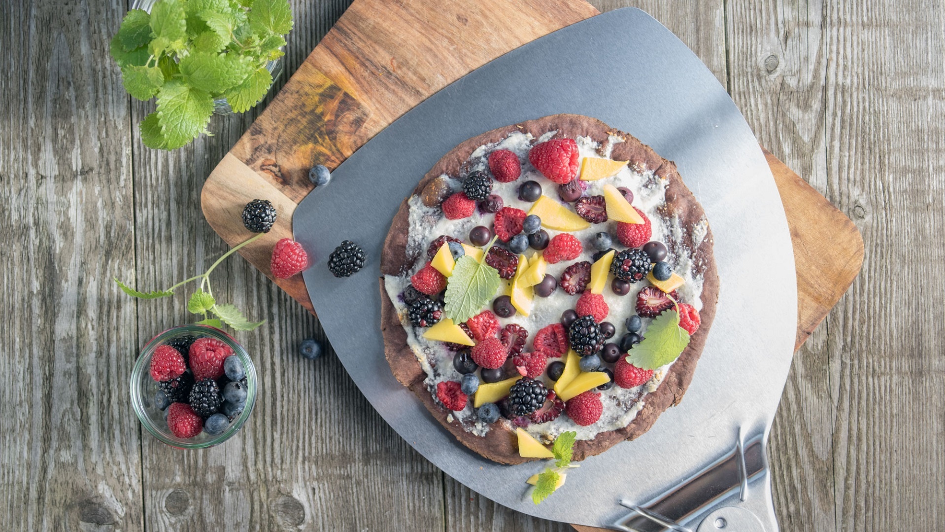  Schokoladenpizza mit Kokosnusscreme und Fr&uuml;chten

