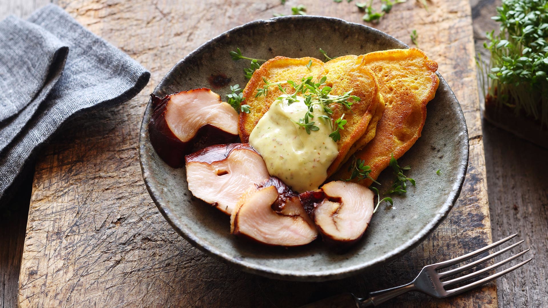  Kyllingebryst i teriyaki-marinade med karrypandekager og wasabi-mayonnaise


