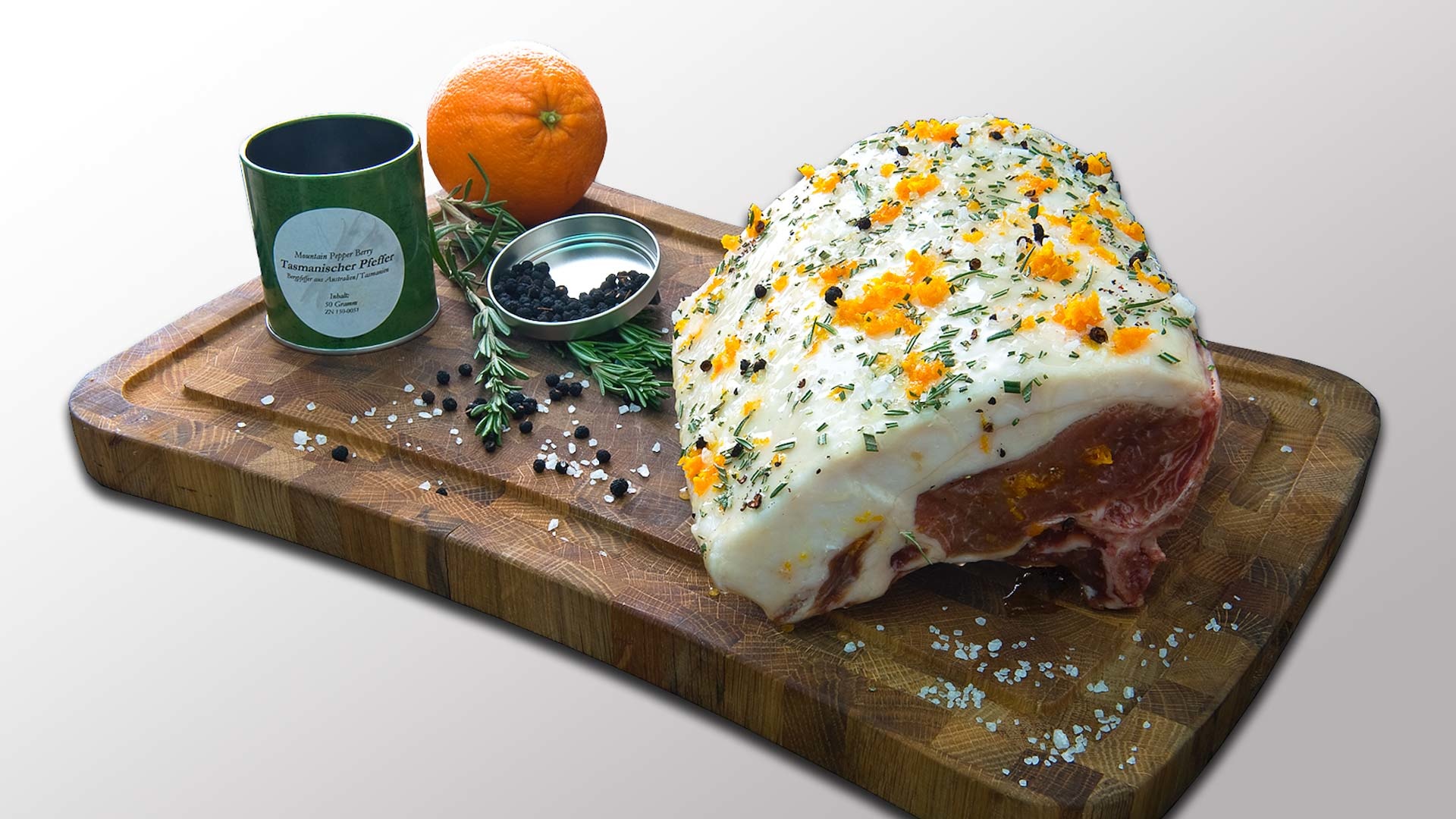  Kotelette vom franz&ouml;sischen Bigorre Schwein, gew&uuml;rzt mit Rosmarin, Orangenabrieb und Tasmanischem Pfeffer &ndash; verfeinert mit einer Orangen-Schalottensauce

