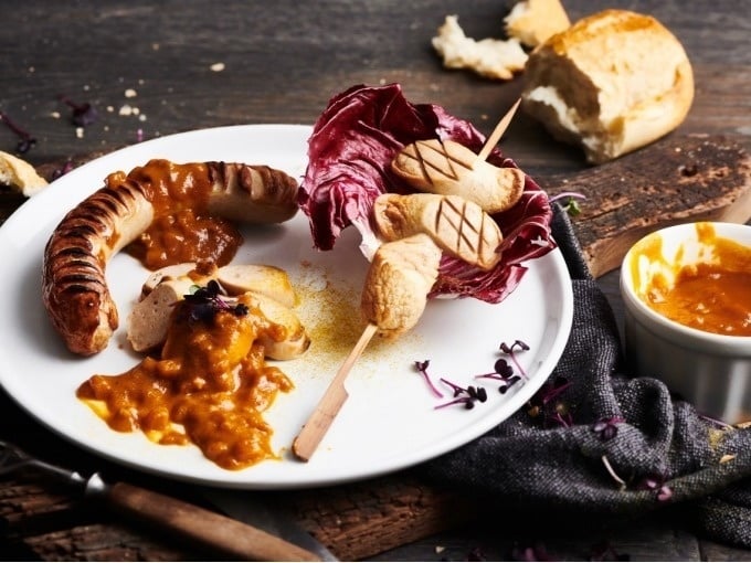 Currywurst &bdquo;Weber Style" mit hausgemachter, w&uuml;rziger Currysauce

