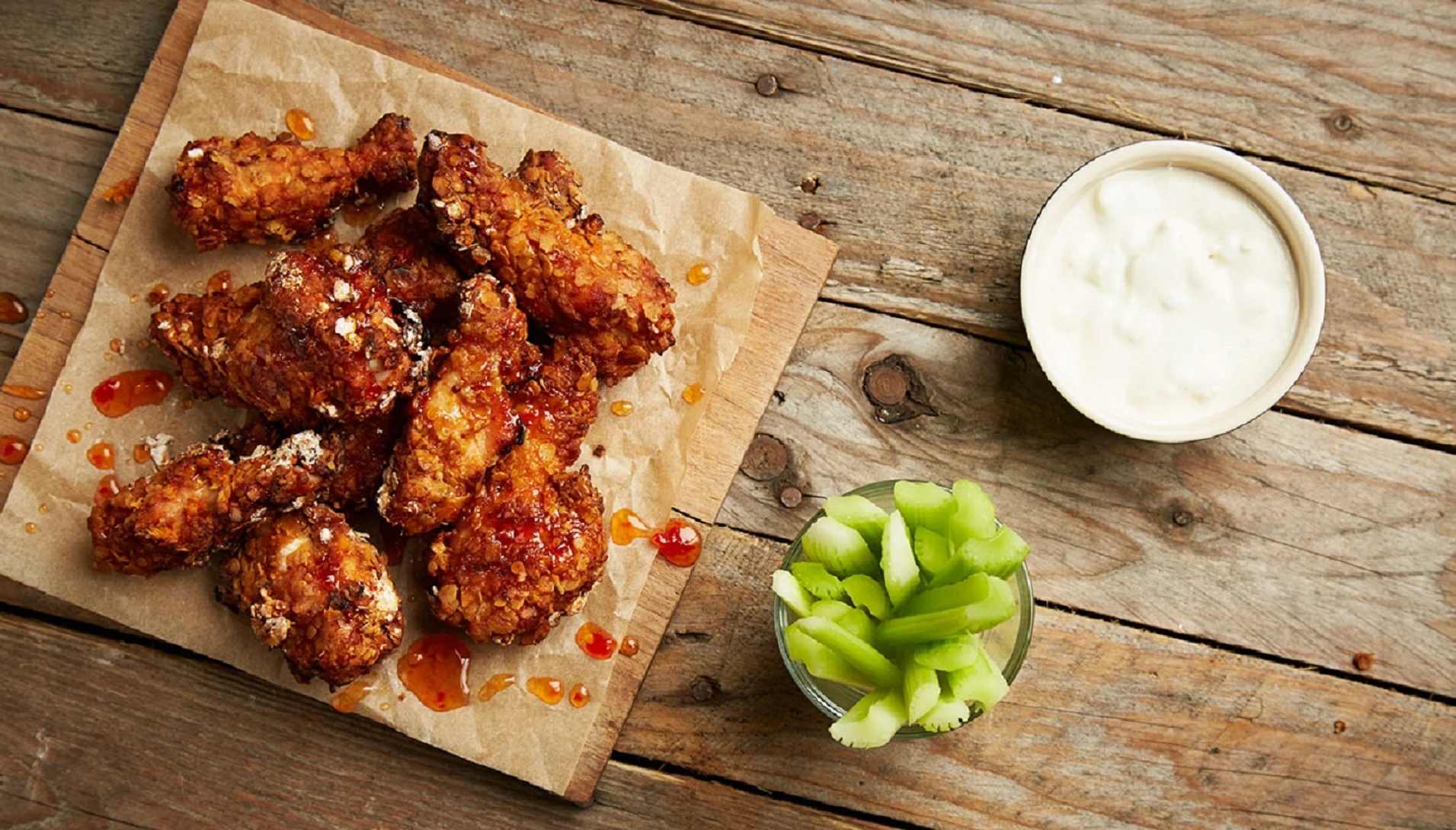  Knusprige Buffalo-Chicken Wings mit K&auml;sedip


