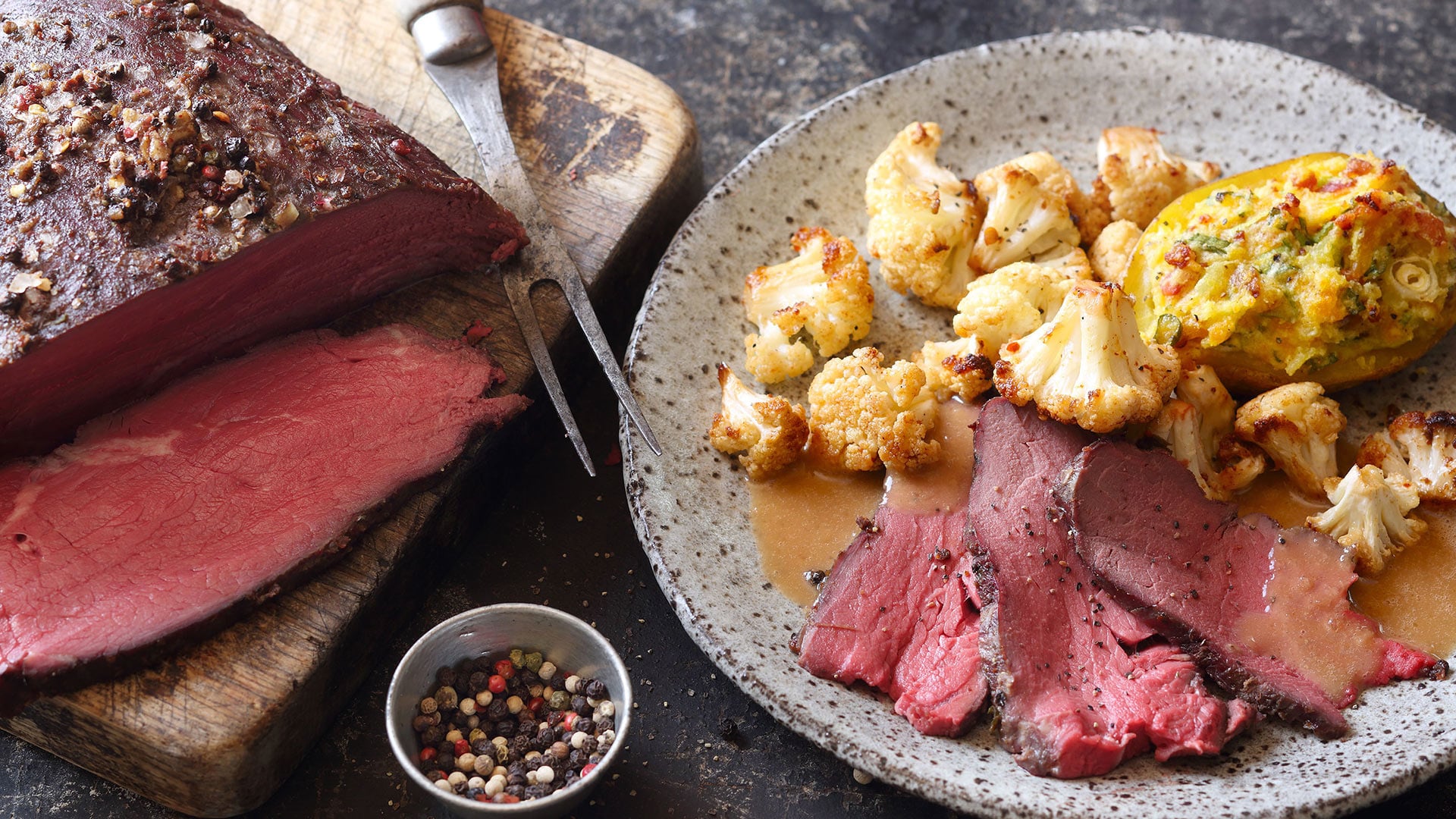  Rinderh&uuml;fte &bdquo;spicy und smoky&ldquo; mit buntem Pfeffer-Rub und Rauch aromatisiert, dazu gef&uuml;llte Grillkartoffeln und marinierter Karfiol an Madeirasauce


